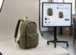 ChatGPT Shopping: Rucksack im Fotostudio neben einem Bildschirm mit Produktdaten und passender KI-Kaufempfehlung.