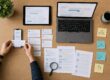 GEO SEO: Hände legen Website-Ausschnitte als Quellen neben eine KI-Antwort auf dem Smartphone