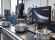 KI im Mittelstand: Eine Kameraprüfstation erkennt einen Riss im Metallgehäuse und markiert ihn auf dem Bildschirm.