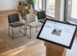KI im Vertrieb: Touchscreen im Stuhlshowroom mit qualifizierter Anfrage, Angebotsentwurf und automatischem Nachfassen.